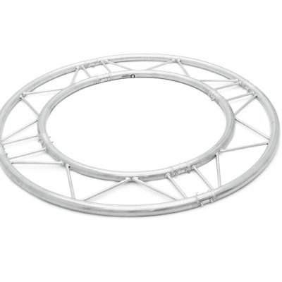 Estrutura circular metálica prateada com design geométrico
