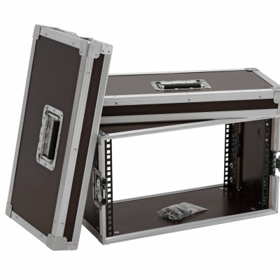 Estojo rígido preto com bordas e cantos metálicos prateados aberto sobre fundo branco