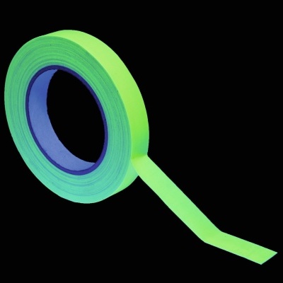 Rolo de fita adesiva verde fluorescente com interior azul