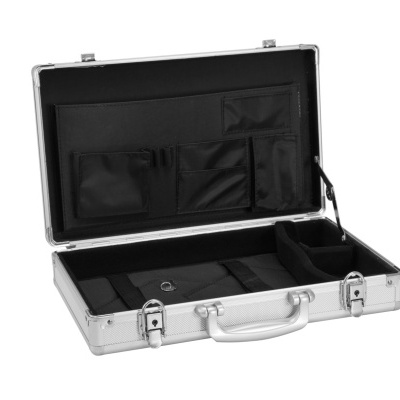 Mala de transporte metálica aberta com interior preto e divisórias.