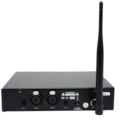 Dispositivo preto eletrónico com entradas XLR, botão de volume e antena destacável.