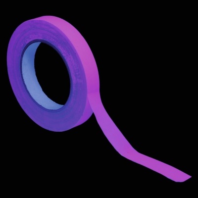 Fita adesiva roxa com uma extremidade desenrolada sobre fundo preto