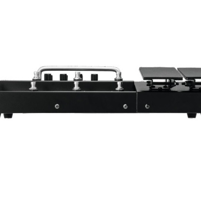 Pedal de efeitos para guitarra em metal preto com botões e duas pedaleiras