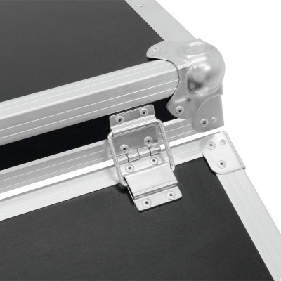 Caixa rígida preta com cantos e fechadura em metal prateado