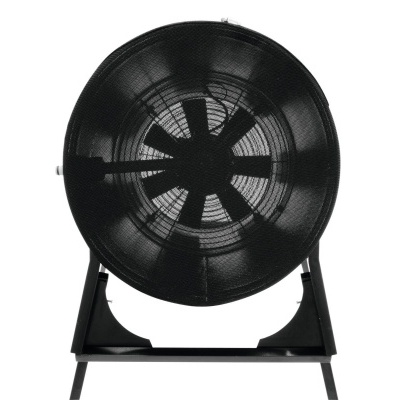 Ventoinha industrial preta com estrutura metálica e grelha