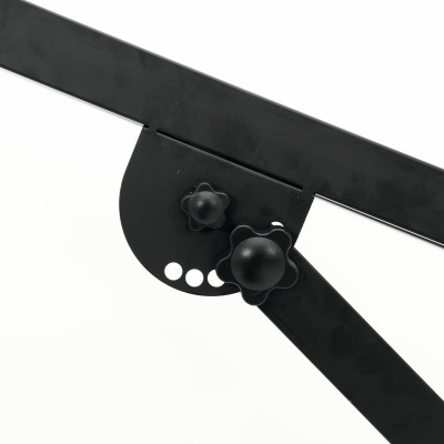 articulação metálica preta com botões de ajuste em fundo branco