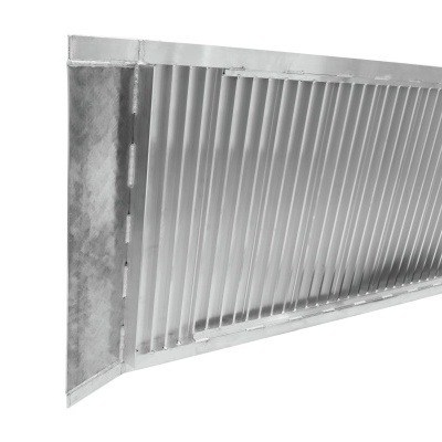 Grelha metálica prateada com lamelas verticais e estrutura reforçada.