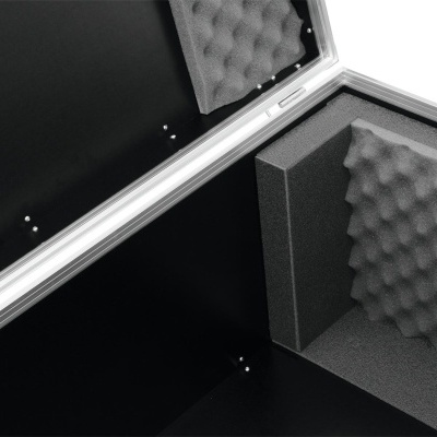 Caixa preta com estrutura em alumínio e espuma interna ondulada cinzenta