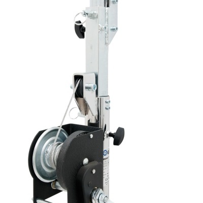 Guincho manual metálico prateado e preto com manivela e cabo de aço