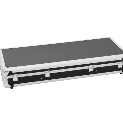 Estojo retangular preto com cantos de alumínio e rodízios para transporte