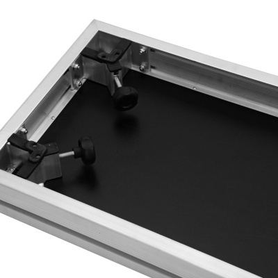 Estrutura metálica retangular com suportes ajustáveis pretos