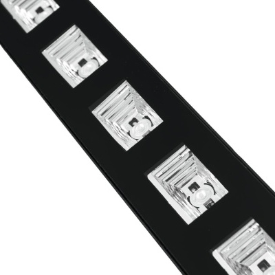 Tira preta com lentes quadradas transparentes e pequenos LEDs no centro