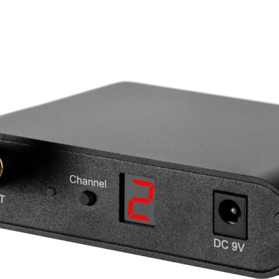 Dispositivo eletrônico preto com visor digital vermelho número 2 e entrada DC 9V