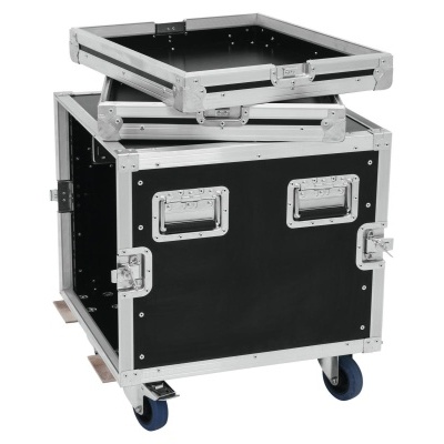 Mala de transporte preta rígida com esquinas metálicas e rodas azuis