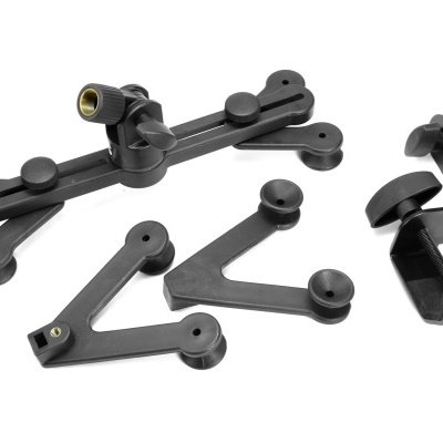 Peças pretas angulares com parafuso de metal sobre fundo branco