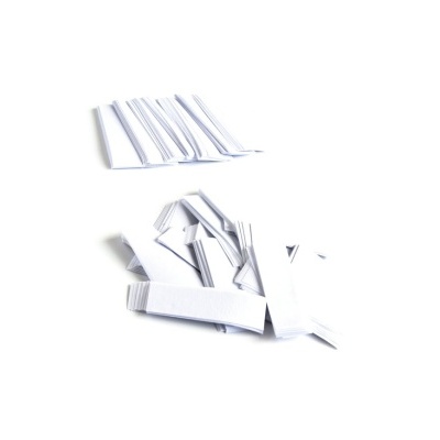 Peças de papel branco cortadas em formas retangulares sobre fundo branco.