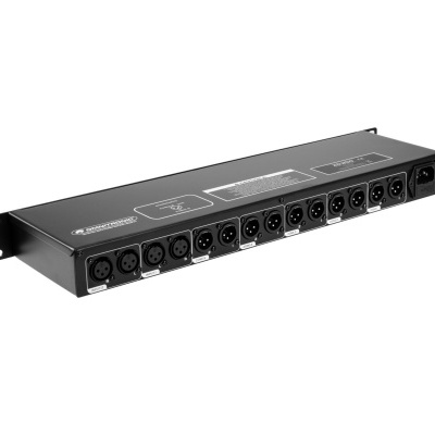 Interface áudio preta com várias entradas e saídas XLR sobre fundo branco