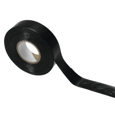 Rolo de fita adesiva preta com parte desenrolada