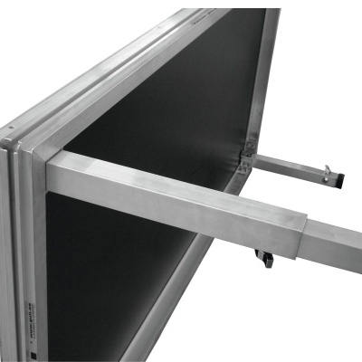 Estrutura metálica retangular com painéis pretos e barra extensível