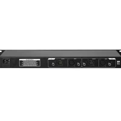 Equipamento eletrónico preto com entradas e saídas XLR montado em rack