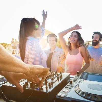 Beatfoxx SCPS-643 Silent Disco V2 Party Set mit 64 Kopfhörern und 3 Sendern