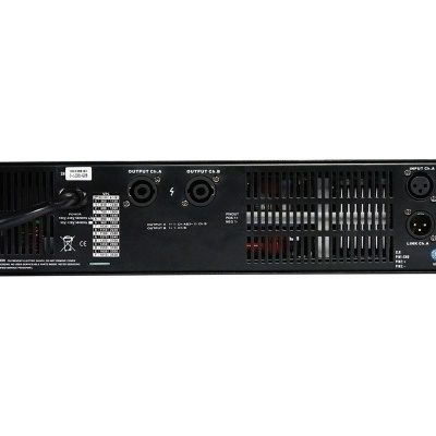 Amplificador de áudio preto com várias portas e etiquetas, visto de traseira