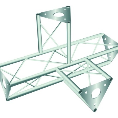 Estrutura metálica prateada em forma de treliça com perfis triangulares e furos circulares