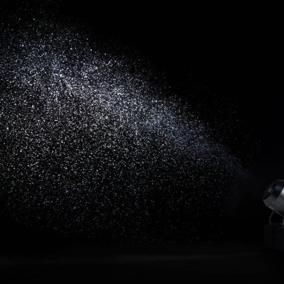 Máquina de efeitos de neblina preta a emitir névoa fina