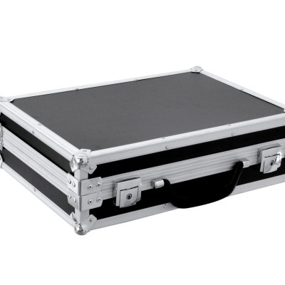 Mala de transporte preta com armação metálica e pega preta