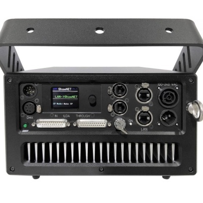 Unidade eletrónica preta com visor digital e múltiplas portas de conexão