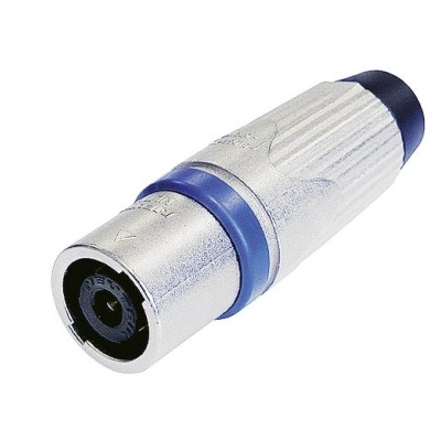 Conector de áudio metálico prateado com detalhes azuis e textura estriada.