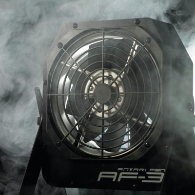 Ventoinha industrial preta ANTARI AF-3 com fumo ao redor