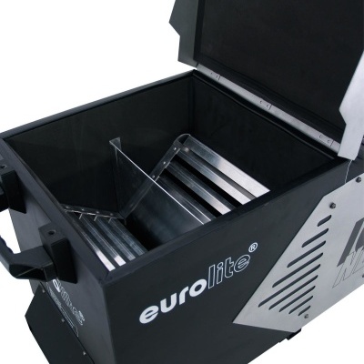 Máquina de gelo Eurolite em preto e cinza com tampa aberta e compartimentos metálicos internos