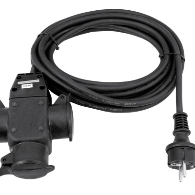 Extensão elétrica preta com ficha e três tomadas