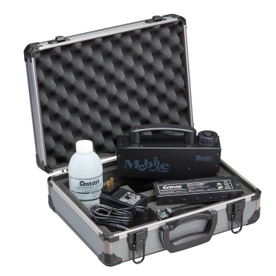 Mala de transporte aberta com máquina Mobile preta, frasco branco Qntol e acessórios