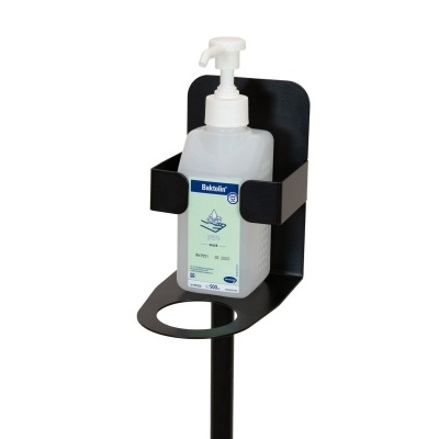 Dispenser de desinfetante de mãos em suporte preto com frasco branco e etiqueta colorida