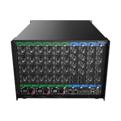 Equipamento eletrónico preto com placas de circuitos e conectores coloridos