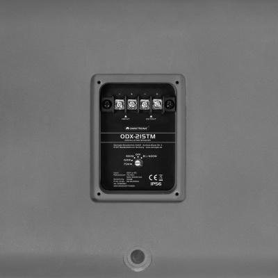 Caixa eletrónica preta com terminais e informações técnicas em superfície cinza fosca