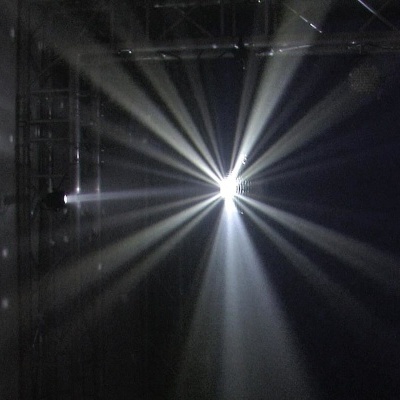 Luz branca intensa irradiando num ambiente escuro com estrutura metálica