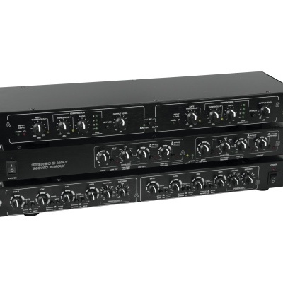 Equalizadores de áudio preto com botões giratórios e inscrições brancas