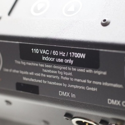 Parte traseira de máquina de fumo com etiquetas técnicas e conexões DMX