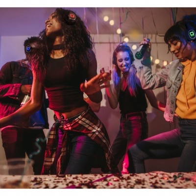 Beatfoxx SCPS-643 Silent Disco V2 Party Set mit 64 Kopfhörern und 3 Sendern