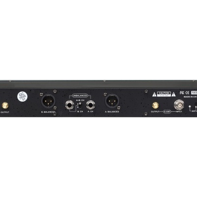 Dispositivo eletrónico preto com conectores BNC e XLR, para montagem em rack