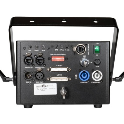 Dispositivo eletrônico preto com entradas múltiplas e controles