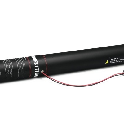 Confeteira preta cilíndrica com cabo e ficha preta sobre fundo branco