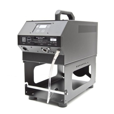 Máquina industrial preta com ecrã, botões e cabo enrolado