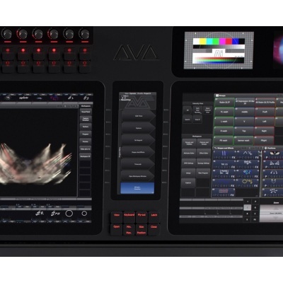 Painel de controlo digital com ecrãs e botões iluminados