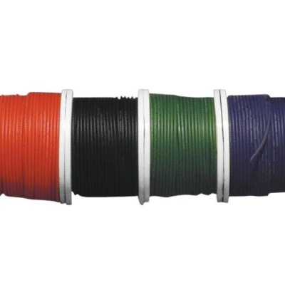 Quatro rolos de fio colorido em bobinas brancas, cores vermelho, preto, verde e azul.