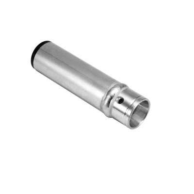 Tubo metálico cilíndrico prateado com orifício e ressalto na extremidade