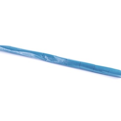 Tubo flexível azul em plástico sobre fundo branco